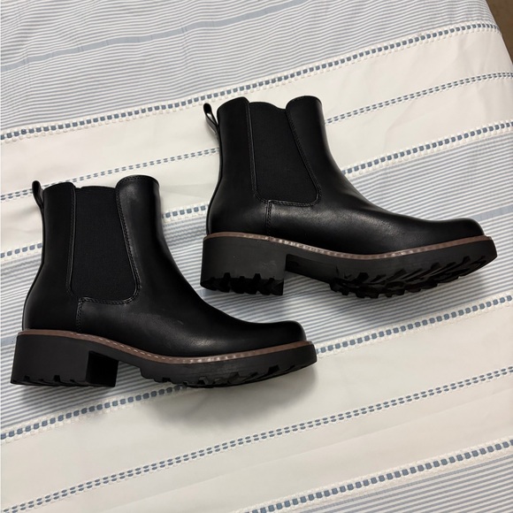Universal Thread Sleek Black Ankle Booties - Picture 1 of 3
